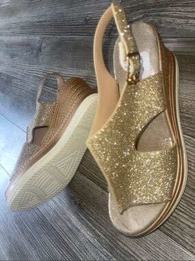 Women's Gold Glitter Wedge Sandals 👡